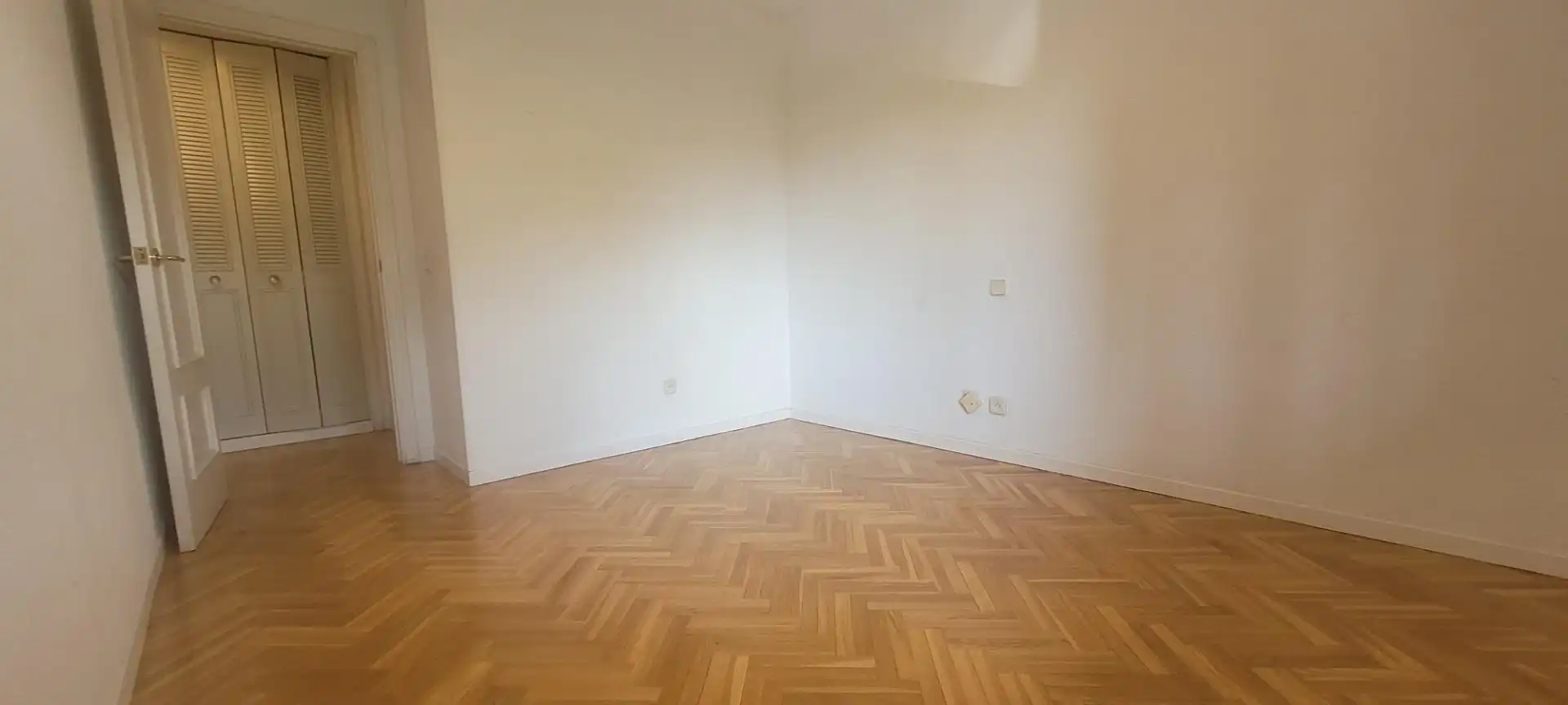 Dormitori de Casa adosada de lloguer en Majadahonda amb Calefacció, Jardí privat i Parquet