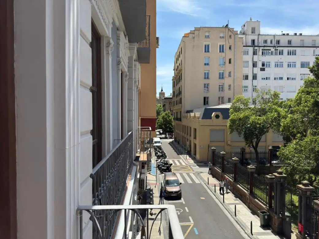 Außenansicht von Wohnung zum Verkauf in Zaragoza mit Klimaanlage, Heizung und Ofen