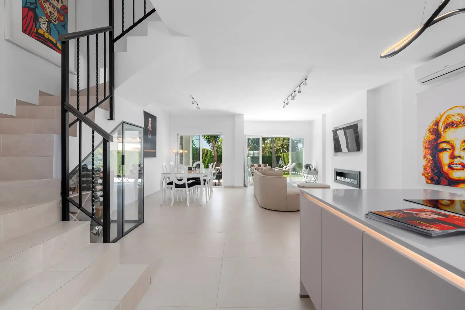 Sala de estar de Casa o chalet en venta en Estepona con Aire acondicionado, Jardín privado y Terraza