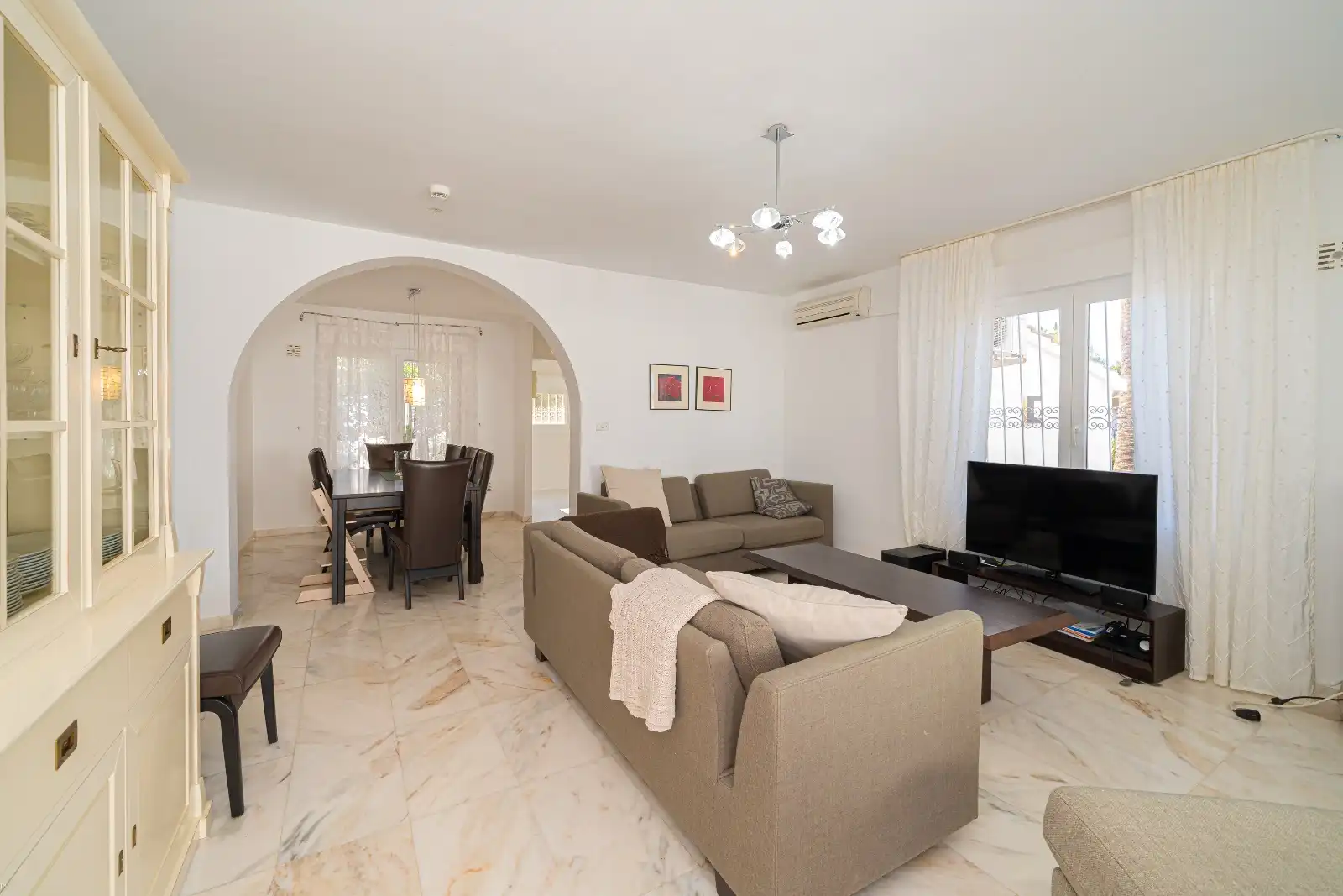 Sala d'estar de Casa o xalet en venda en L'Alfàs del Pi amb Aire condicionat, Calefacció i Traster
