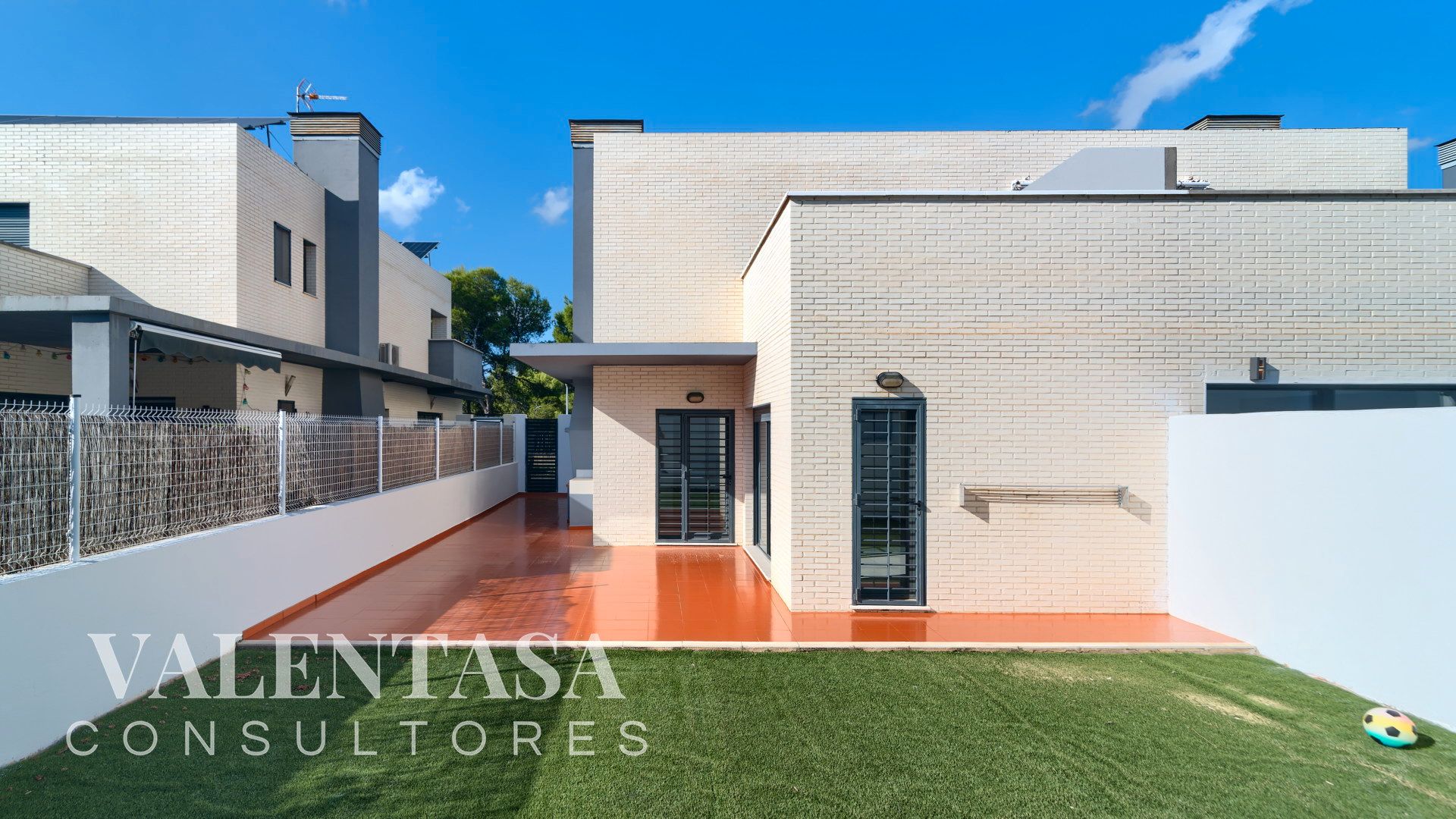 Exterior view of Single-family semi-detached for sale in Chiva  with Air Conditioner, Heating and Private garden
