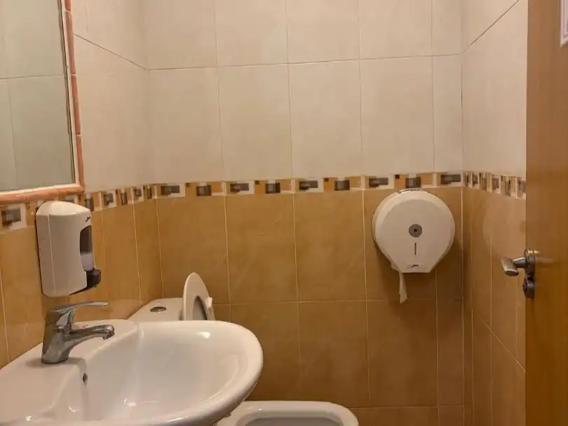 Badezimmer von Geschaftsraum zur Miete in Burela mit Internet und Alarm