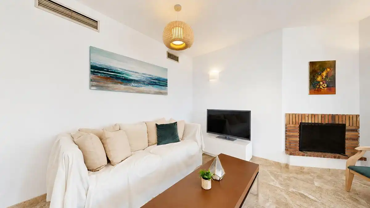 Sala d'estar de Àtic en venda en Marbella amb Aire condicionat, Jardí privat i Terrassa