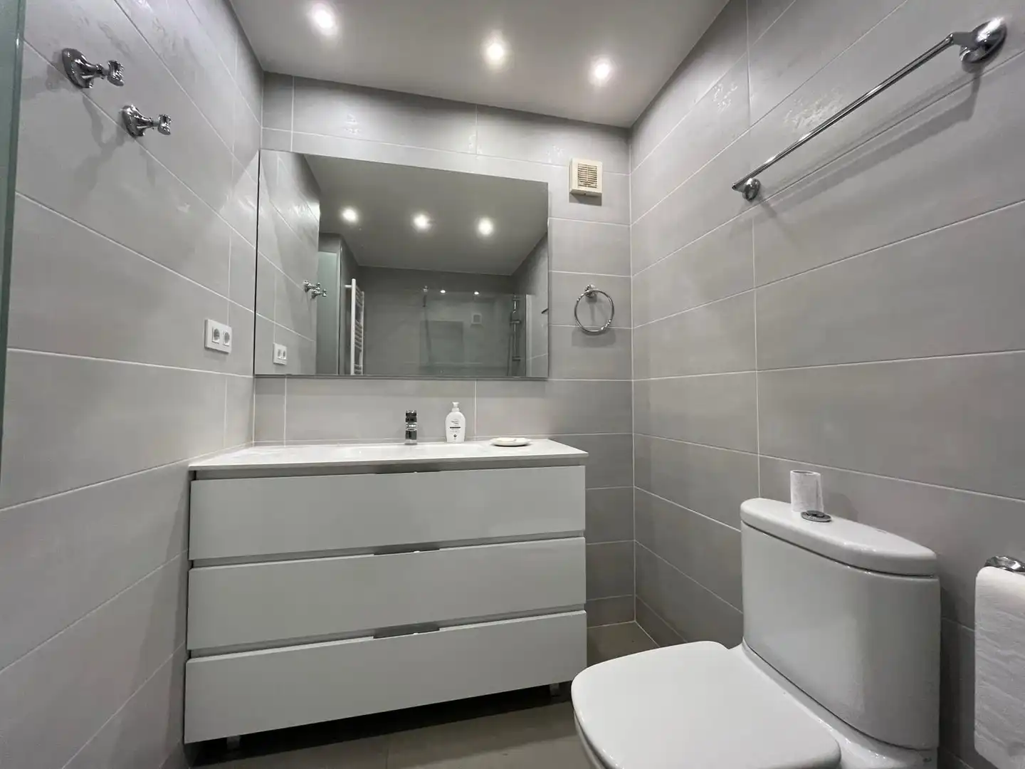 Badezimmer von Wohnung zum Verkauf in Barcelona mit Klimaanlage, Heizung und Parkett