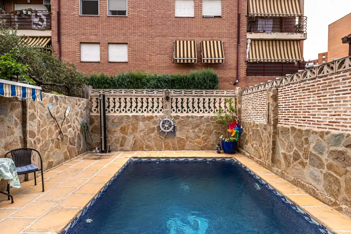 Piscina de Casa adosada en venda en Alcalá de Henares amb Aire condicionat, Calefacció i Jardí privat