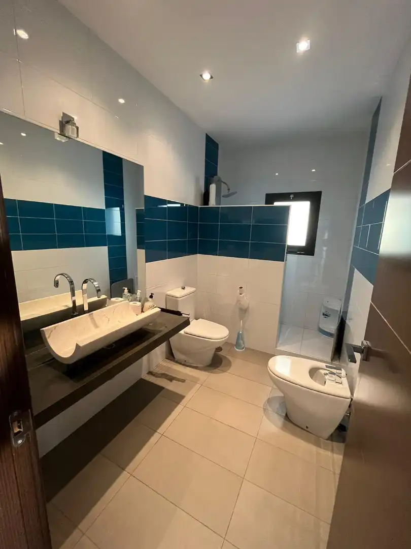 Badezimmer von Haus oder Chalet zum Verkauf in Dílar mit Klimaanlage, Heizung und Privatgarten