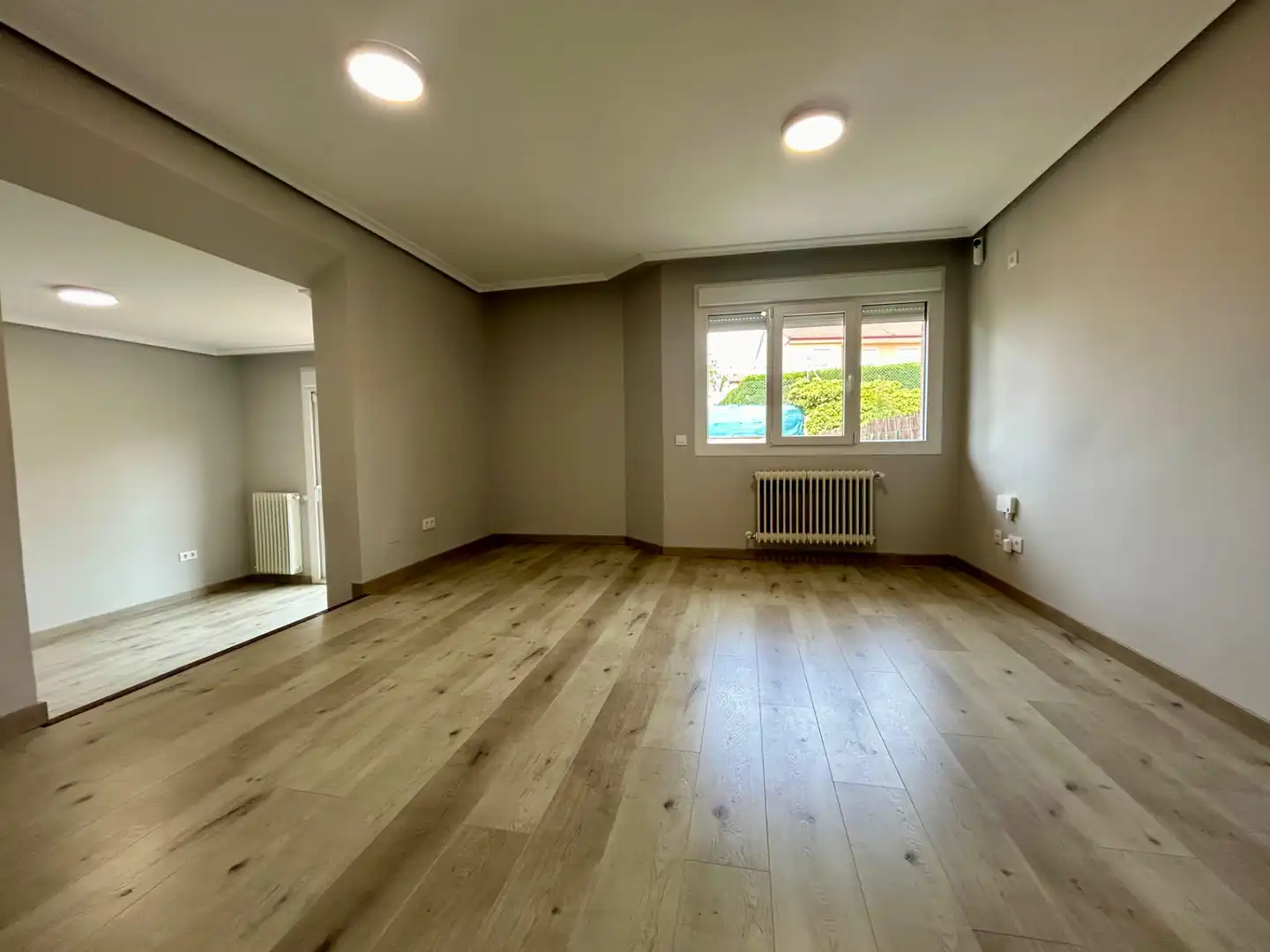 Sala d'estar de Casa adosada en venda en La Lastrilla  amb Calefacció, Jardí privat i Parquet
