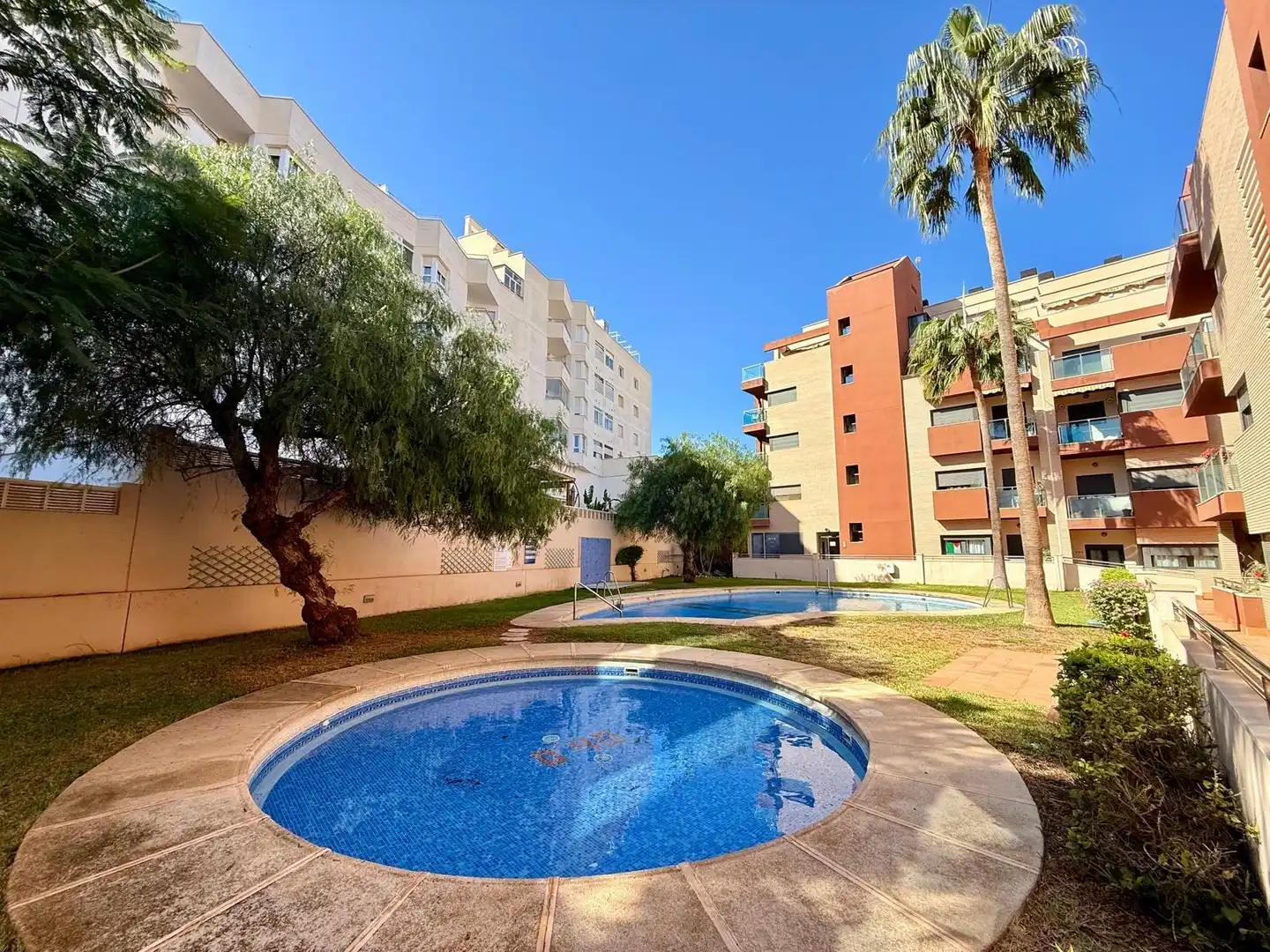 Piscina de Pis en venda en Roquetas de Mar amb Aire condicionat, Terrassa i Moblat