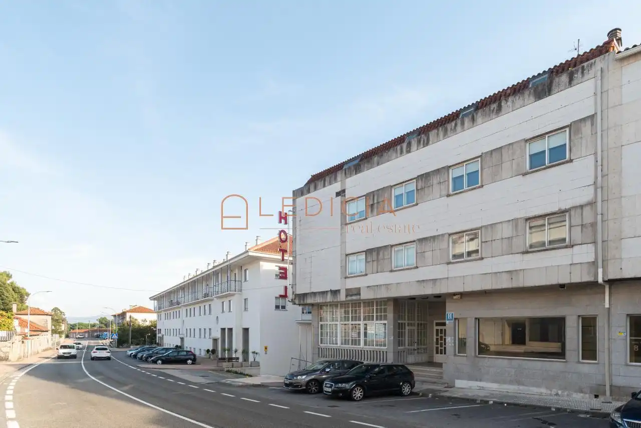 Außenansicht von Gebäude zum Verkauf in Poio