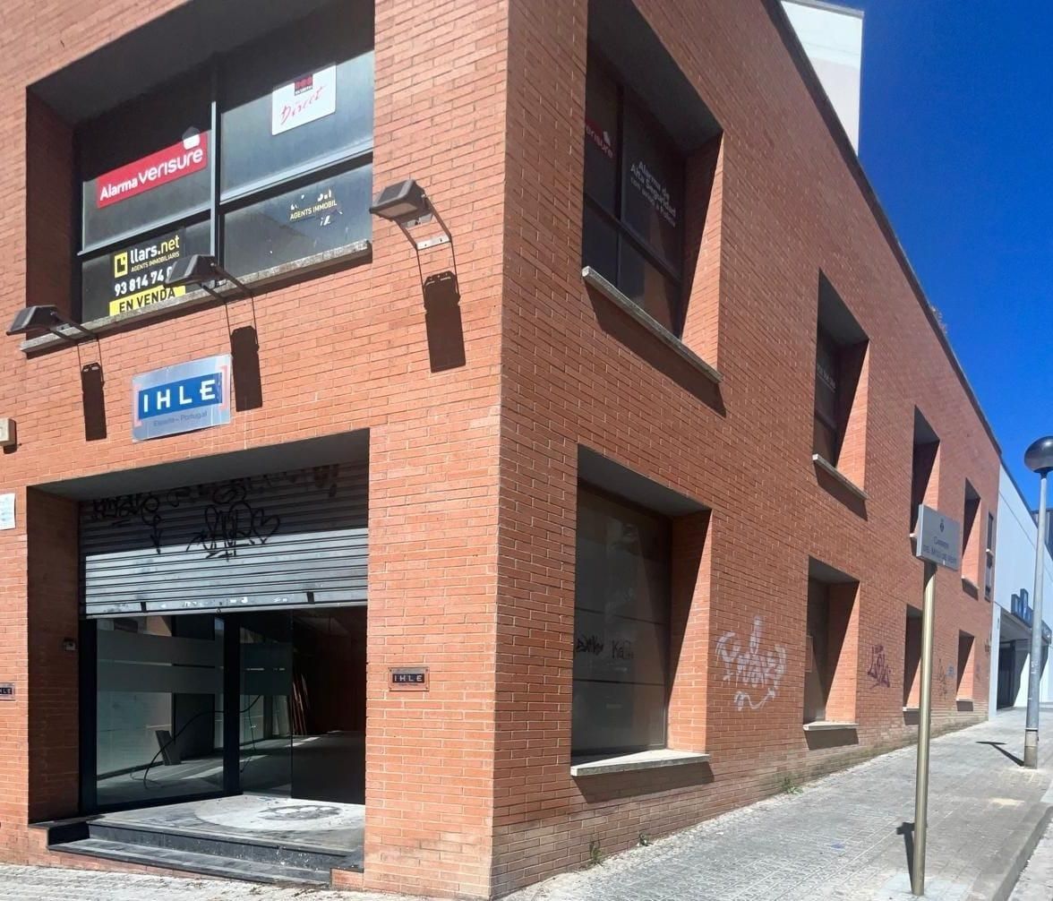 Vista exterior de Local en venda en Vilanova i la Geltrú