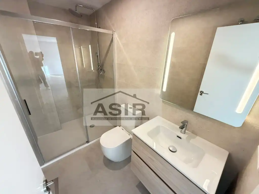 Baño de Piso de alquiler en Polinyà de Xúquer con Piscina