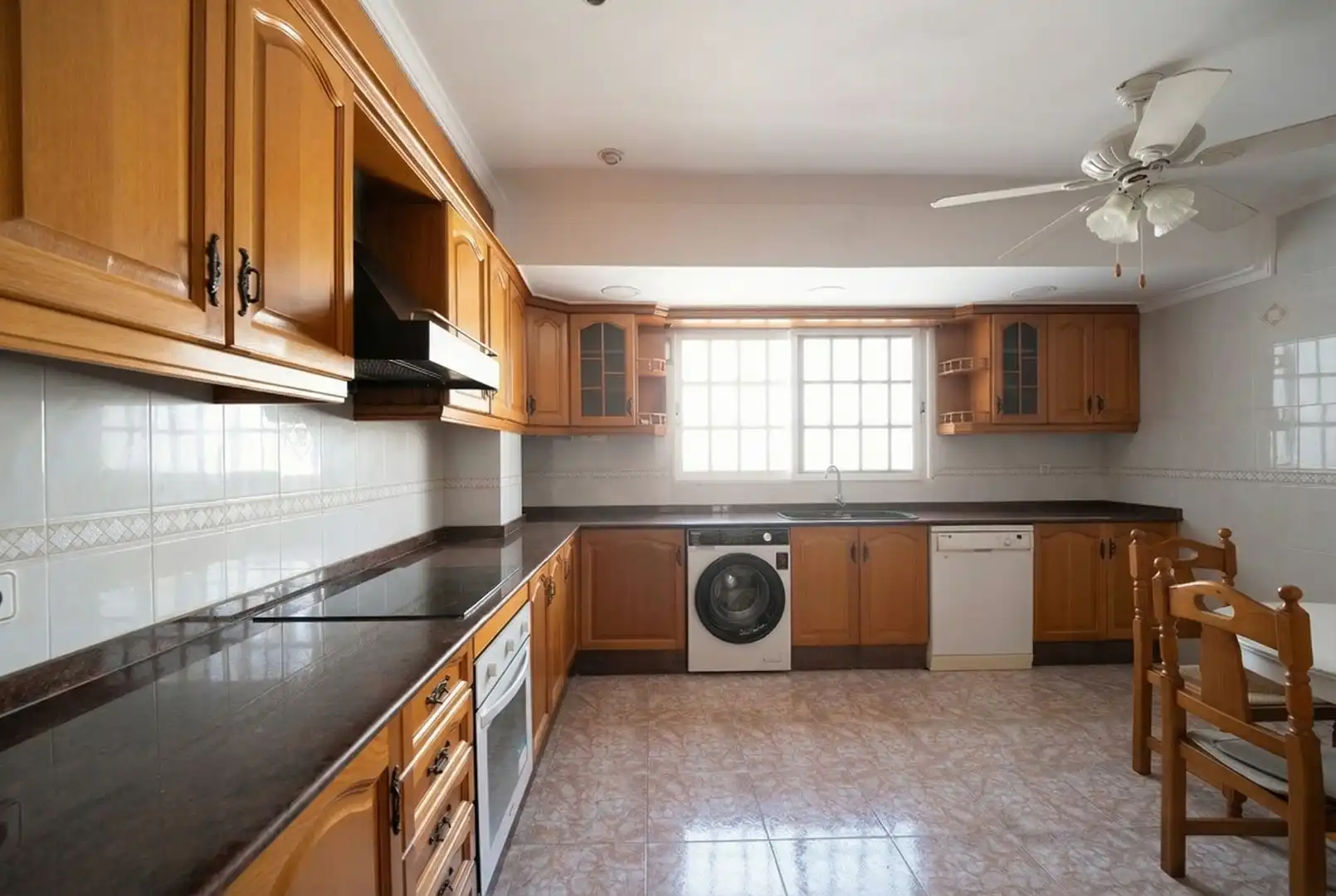 Küche von Wohnung zum Verkauf in Valencia mit Klimaanlage, Privatgarten und Abstellraum