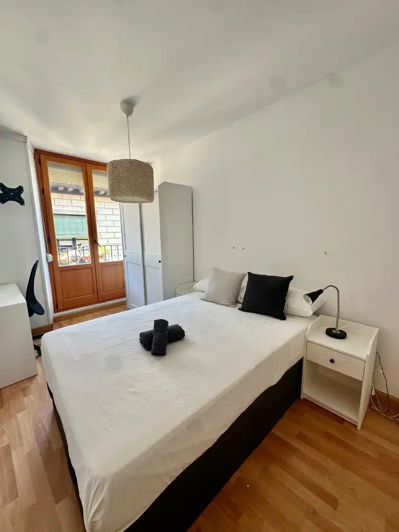 Habitación de Piso para compartir en  Madrid Capital con Calefacción, Amueblado y Horno