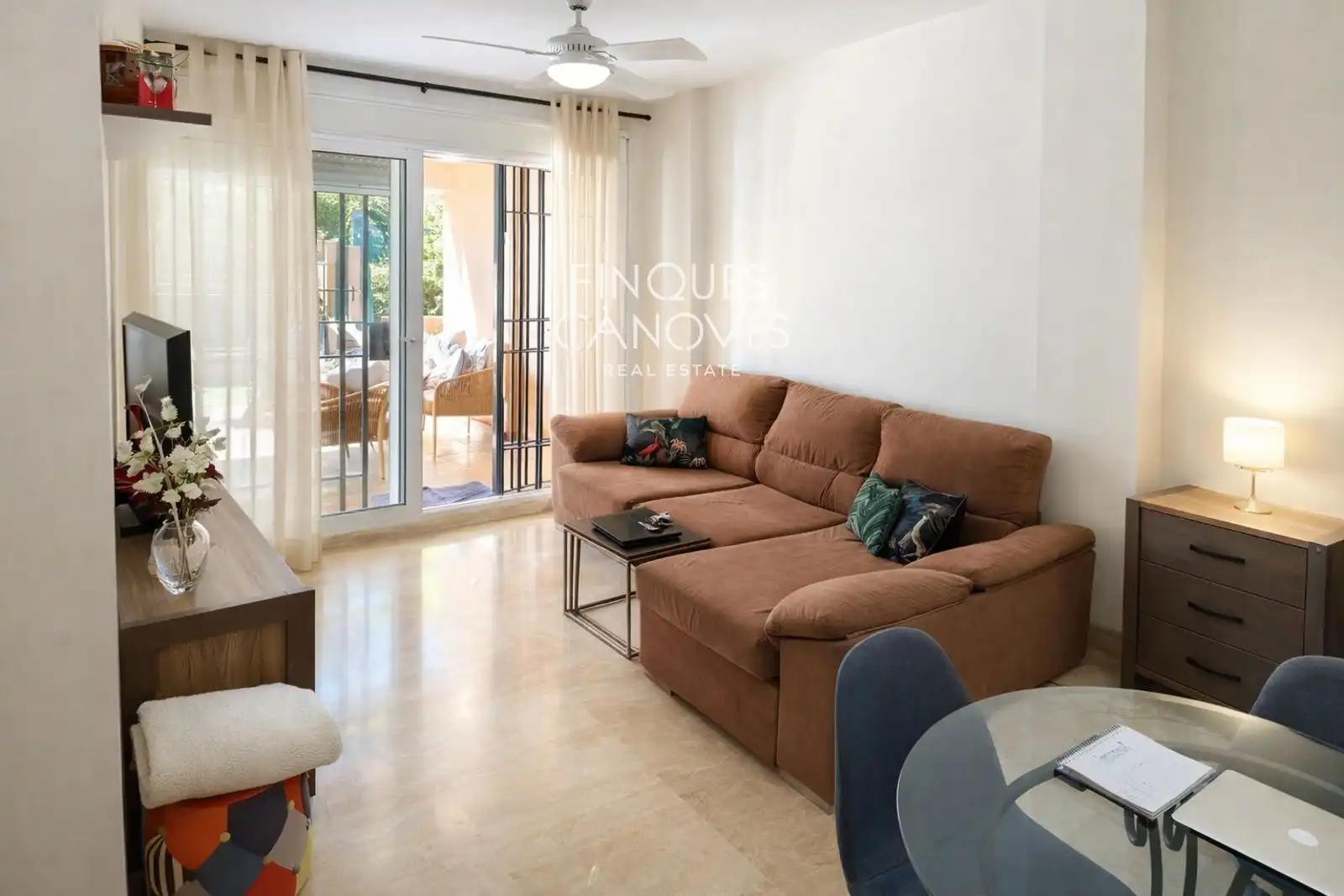 Sala d'estar de Pis en venda en Marbella amb Aire condicionat, Jardí privat i Terrassa