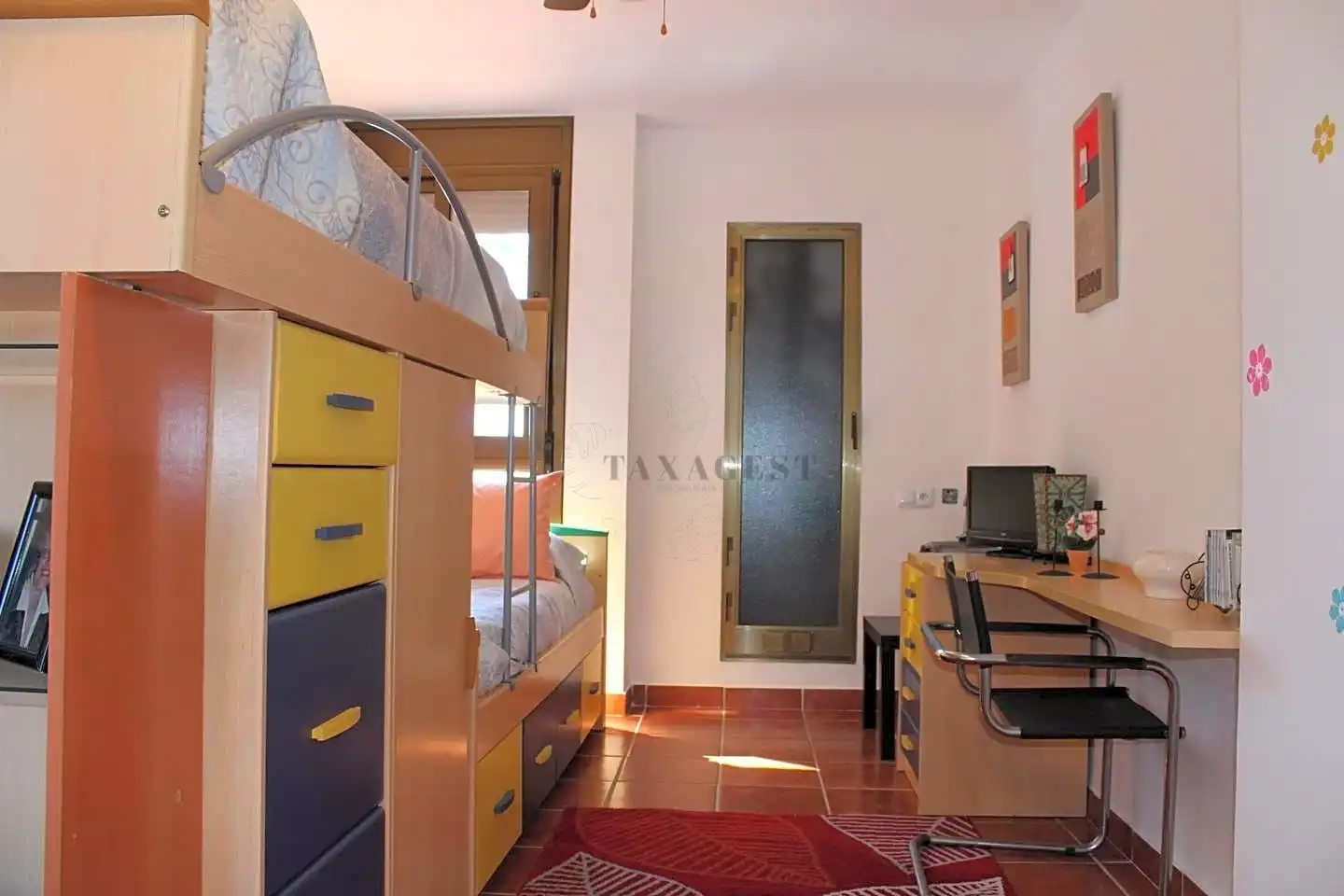 Habitación de Casa adosada en venta en Deltebre con Terraza, Amueblado y Piscina comunitaria