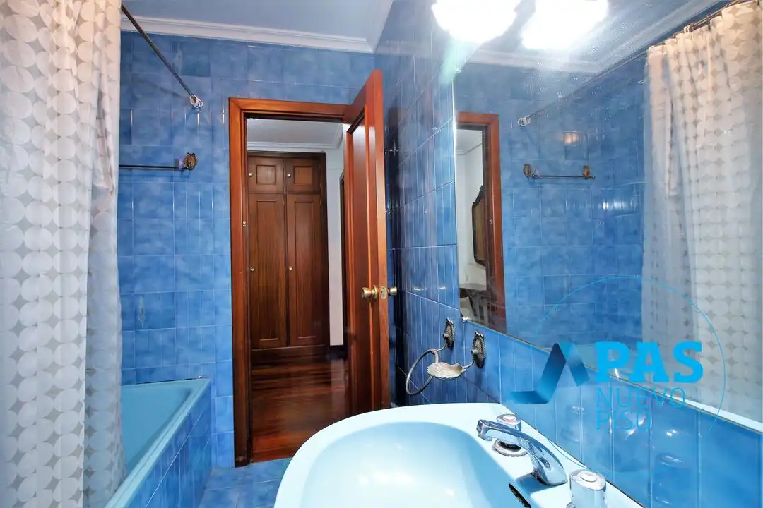 Badezimmer von Wohnung zum Verkauf in Santander mit Heizung