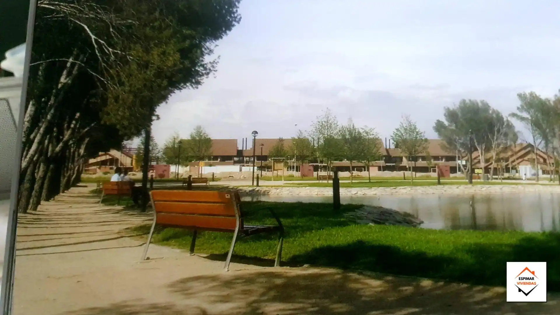 Außenansicht von Einfamilien-Reihenhaus zum Verkauf in Villanueva de Gállego mit Heizung, Privatgarten und Terrasse