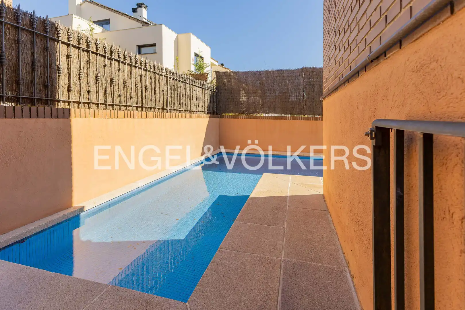 Piscina de Casa adosada en venda en Las Rozas de Madrid amb Aire condicionat, Calefacció i Jardí privat