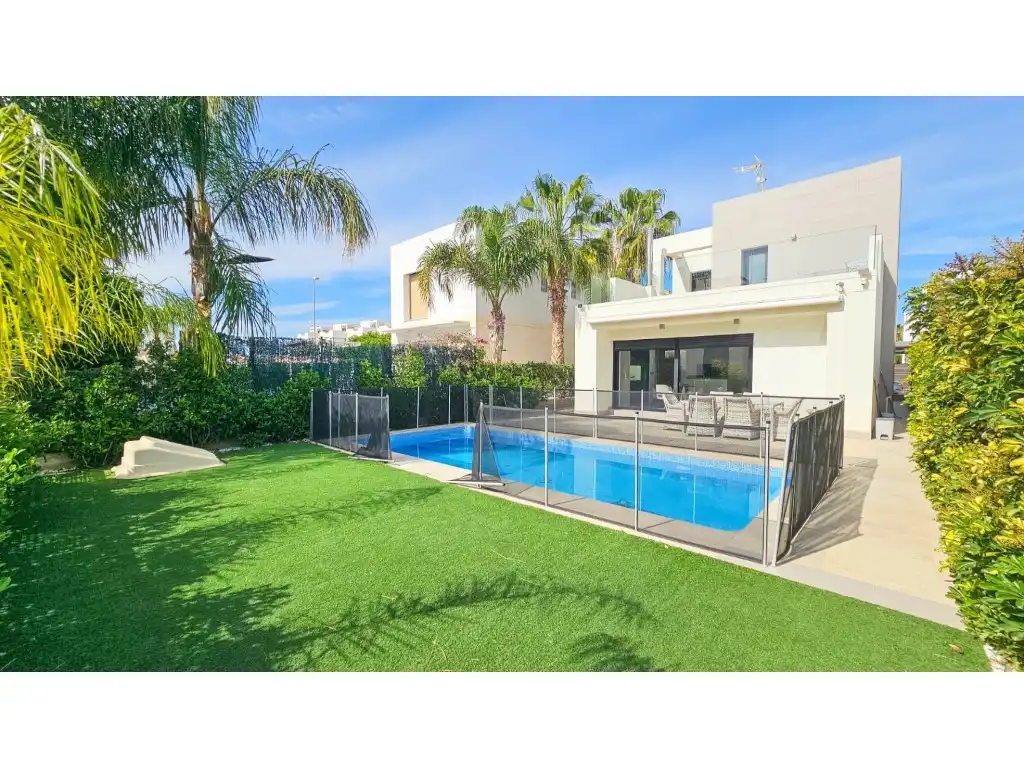 Casa amb piscina en venda a Calle Numero Tres