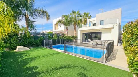 VILLA CONTEMPORÁNEA CON PISCINA PRIVADA Y SOLÁRIUM EN UNA ZONA RESIDENCIAL TRANQUILA