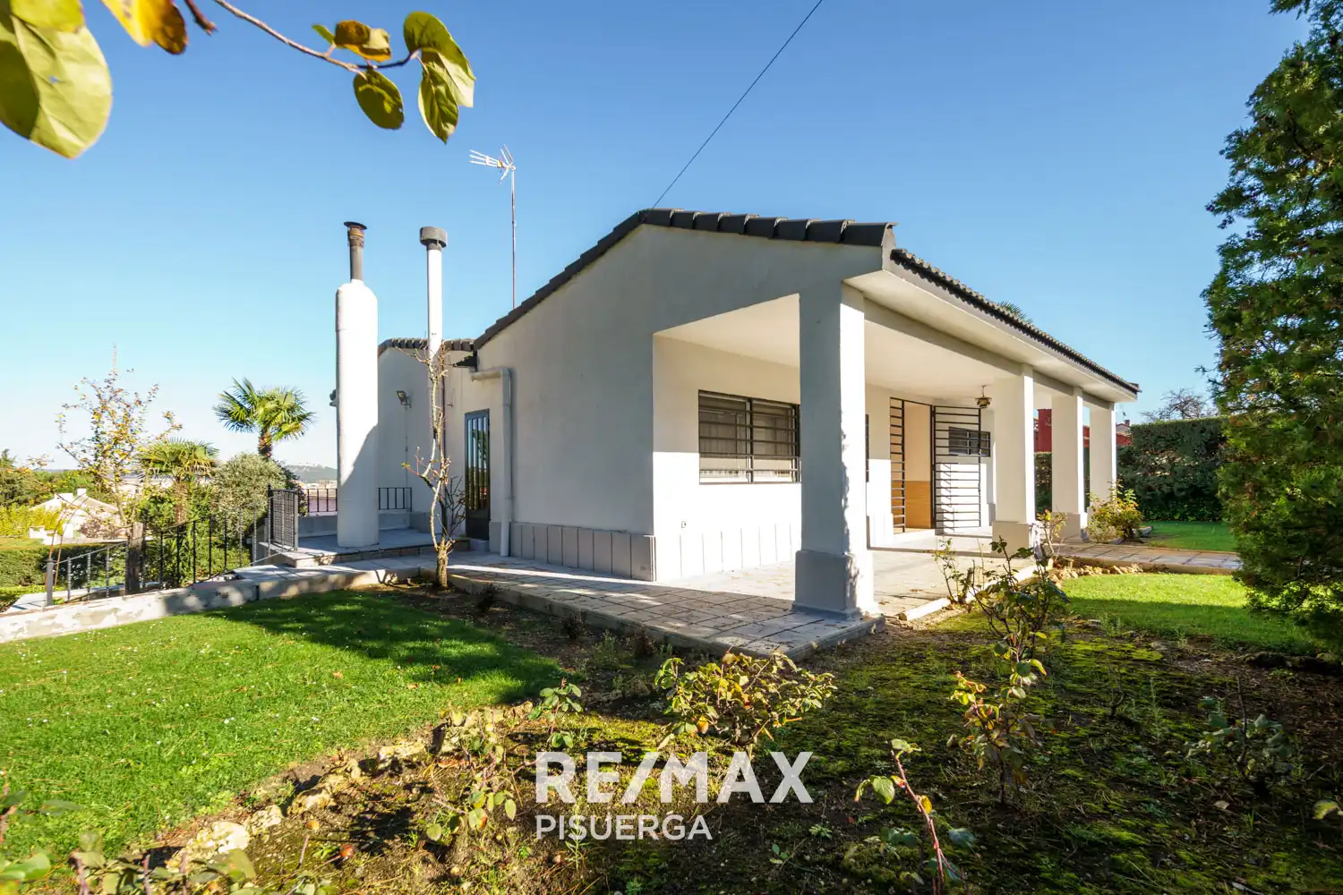Vista exterior de Casa o xalet en venda en Tudela de Duero amb Calefacció, Jardí privat i Terrassa