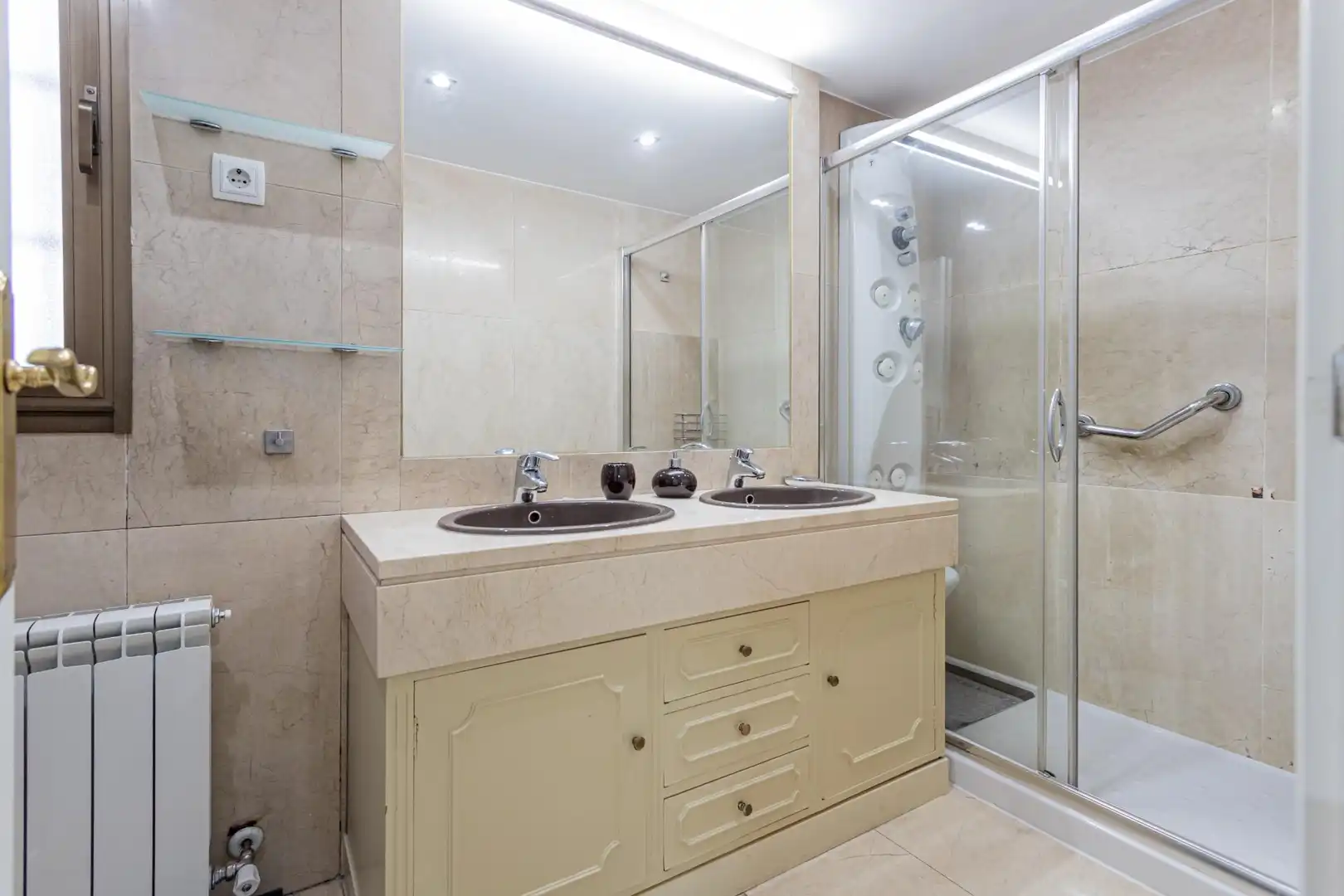 Baño de Piso en venta en Madrid con Aire acondicionado, Calefacción y Jardín privado