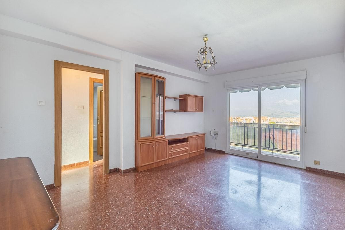 Living room of Flat for sale in  Granada Capital  with Balcony