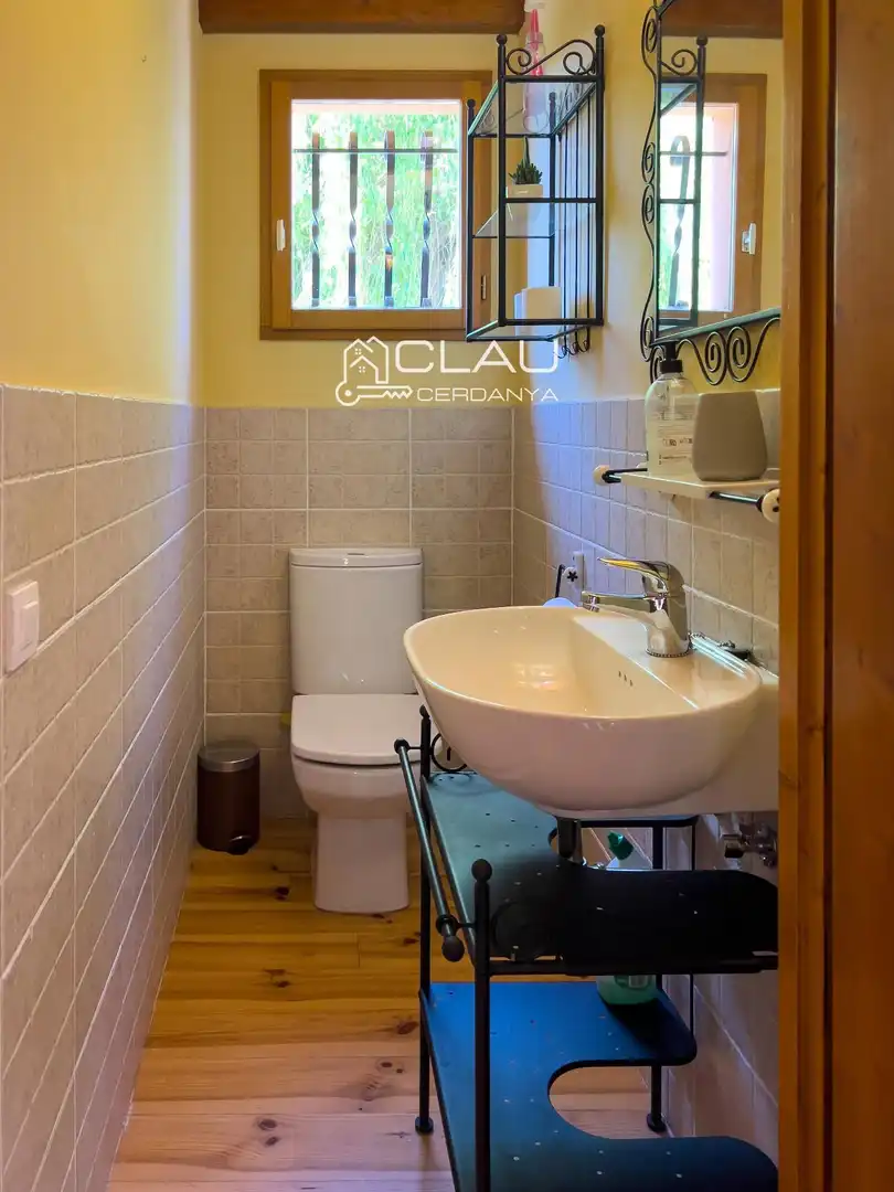 Badezimmer von Einfamilien-Reihenhaus zur Miete in Latour - de - Carol mit Heizung, Privatgarten und Terrasse