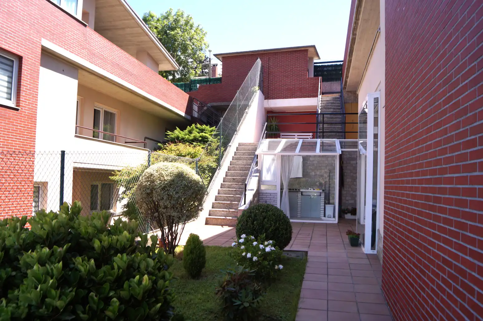Vista exterior de Casa o xalet en venda en Medio Cudeyo amb Calefacció, Jardí privat i Terrassa