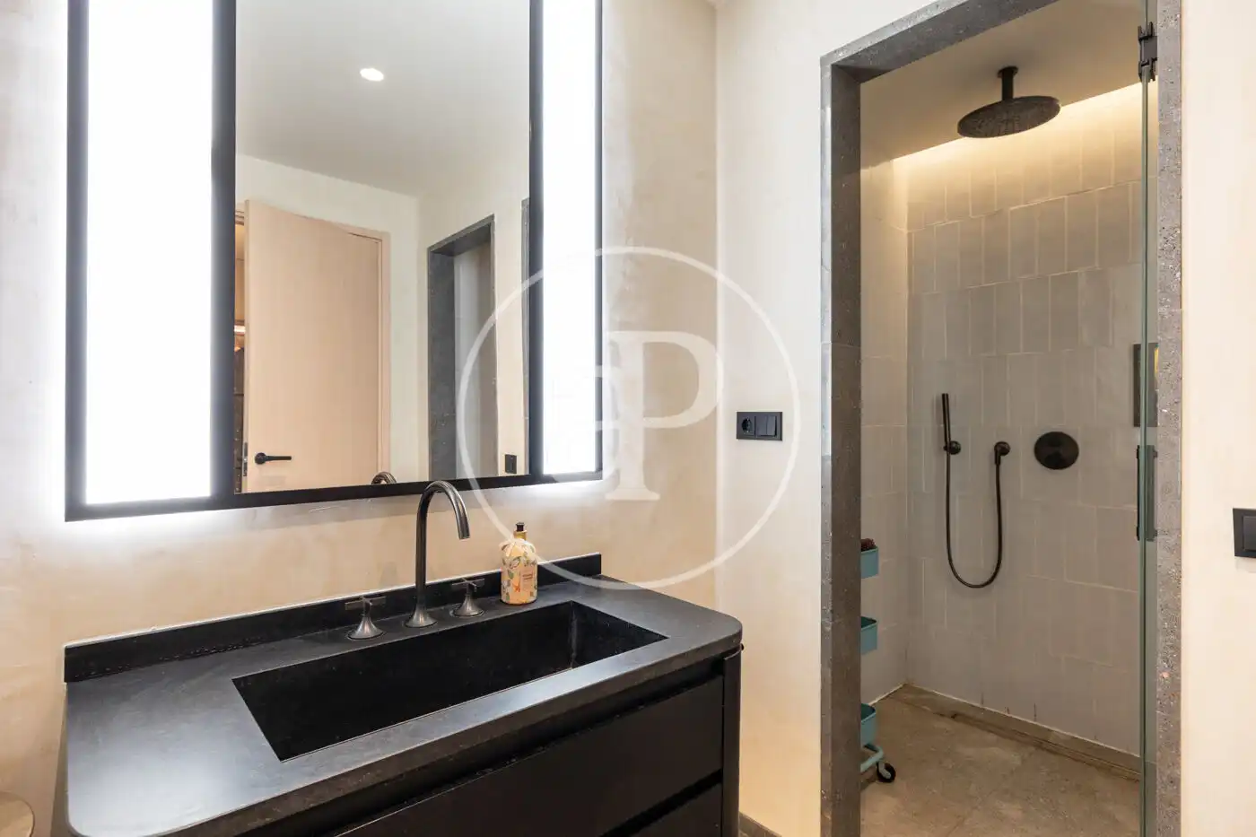 Badezimmer von Wohnung zum Verkauf in Barcelona mit Klimaanlage und Heizung