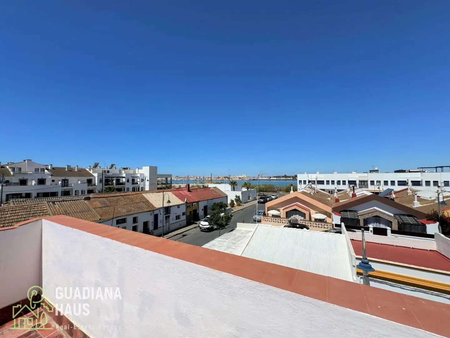 Vista exterior de Casa adosada en venda en Ayamonte amb Terrassa
