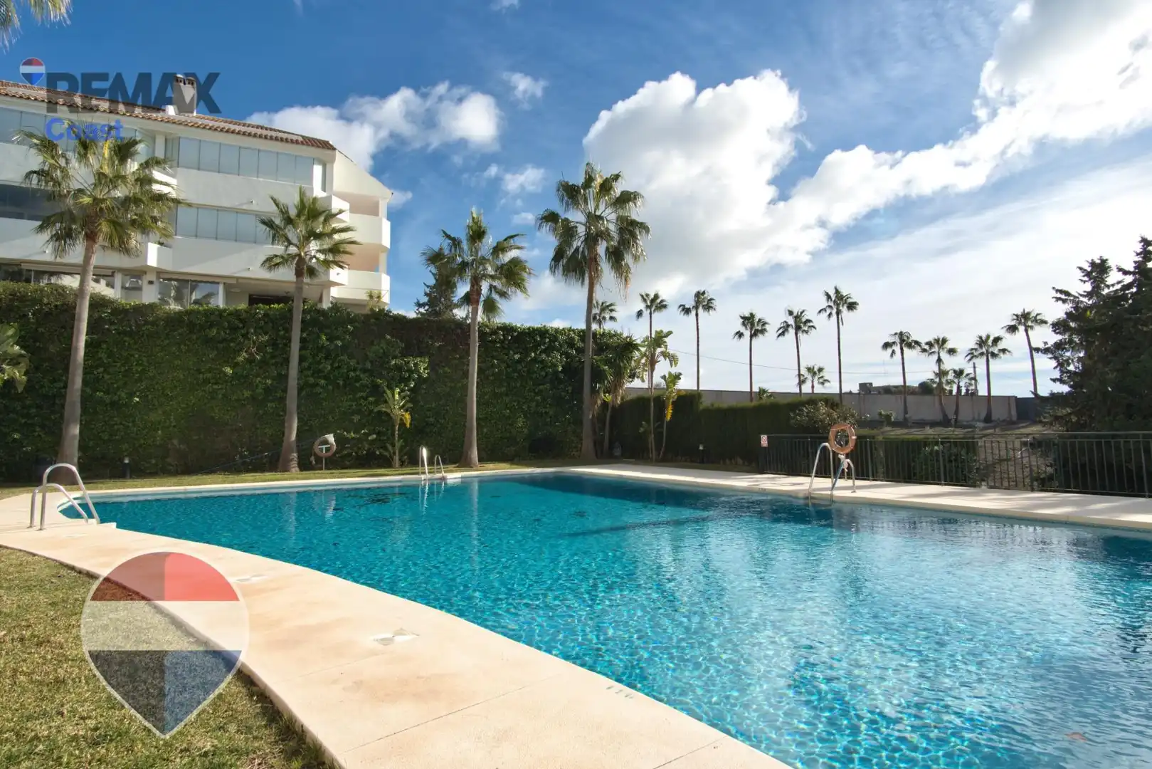 Schwimmbecken von Wohnung zum Verkauf in Benalmádena mit Klimaanlage, Privatgarten und Gemeinschaftspool