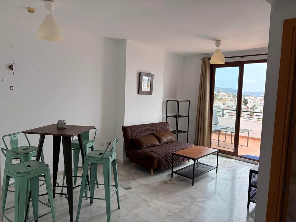 Sala d'estar de Apartament de lloguer en Nerja amb Aire condicionat, Moblat i Piscina comunitària