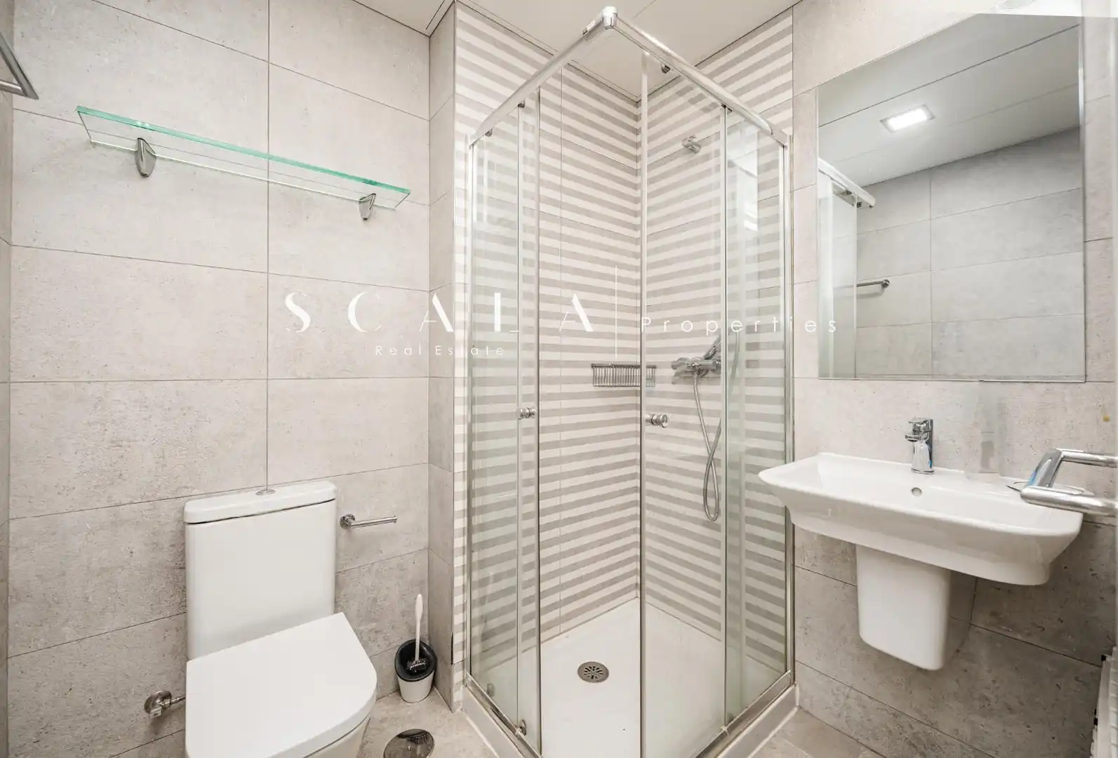 Badezimmer von Wohnung zur Miete in Madrid mit Klimaanlage, Heizung und Privatgarten