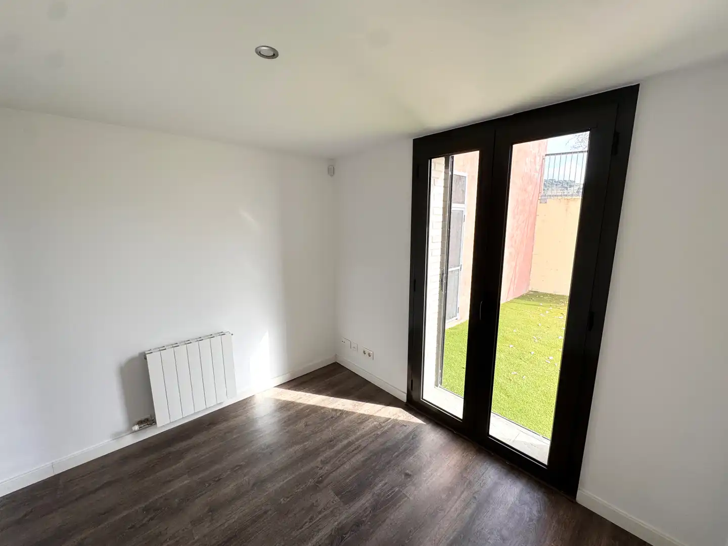 Habitación de Casa adosada en venta en Mataró con Aire acondicionado, Calefacción y Jardín privado