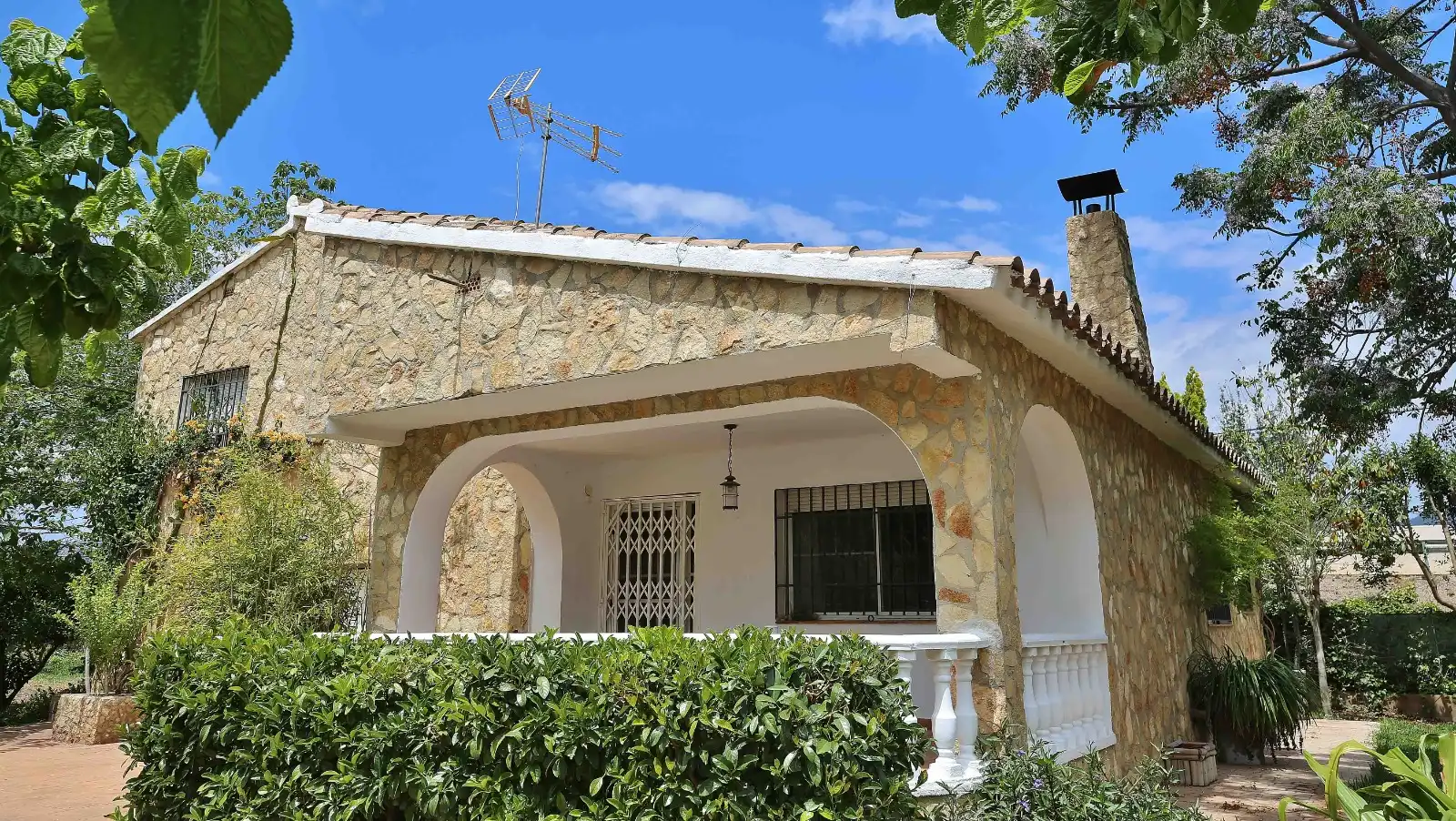 Vista exterior de Casa o xalet en venda en Castellón de la Plana / Castelló de la Plana amb Aire condicionat, Jardí privat i Terrassa