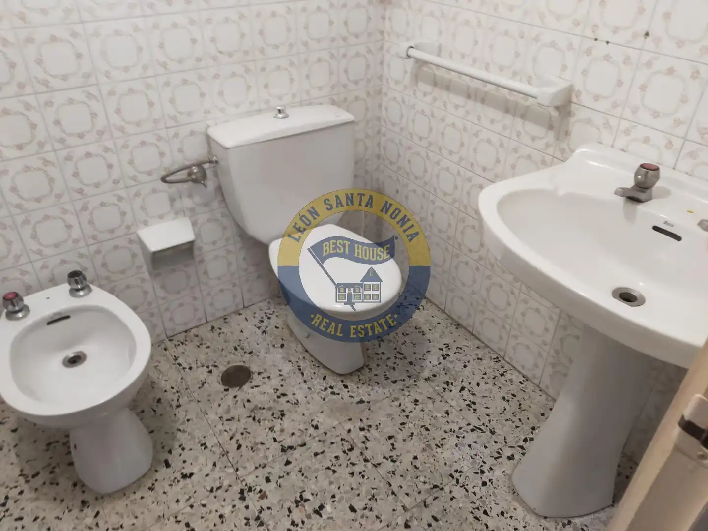 Bathroom of Flat for sale in Mansilla de las Mulas  with Private garden, Terrace and Storage room