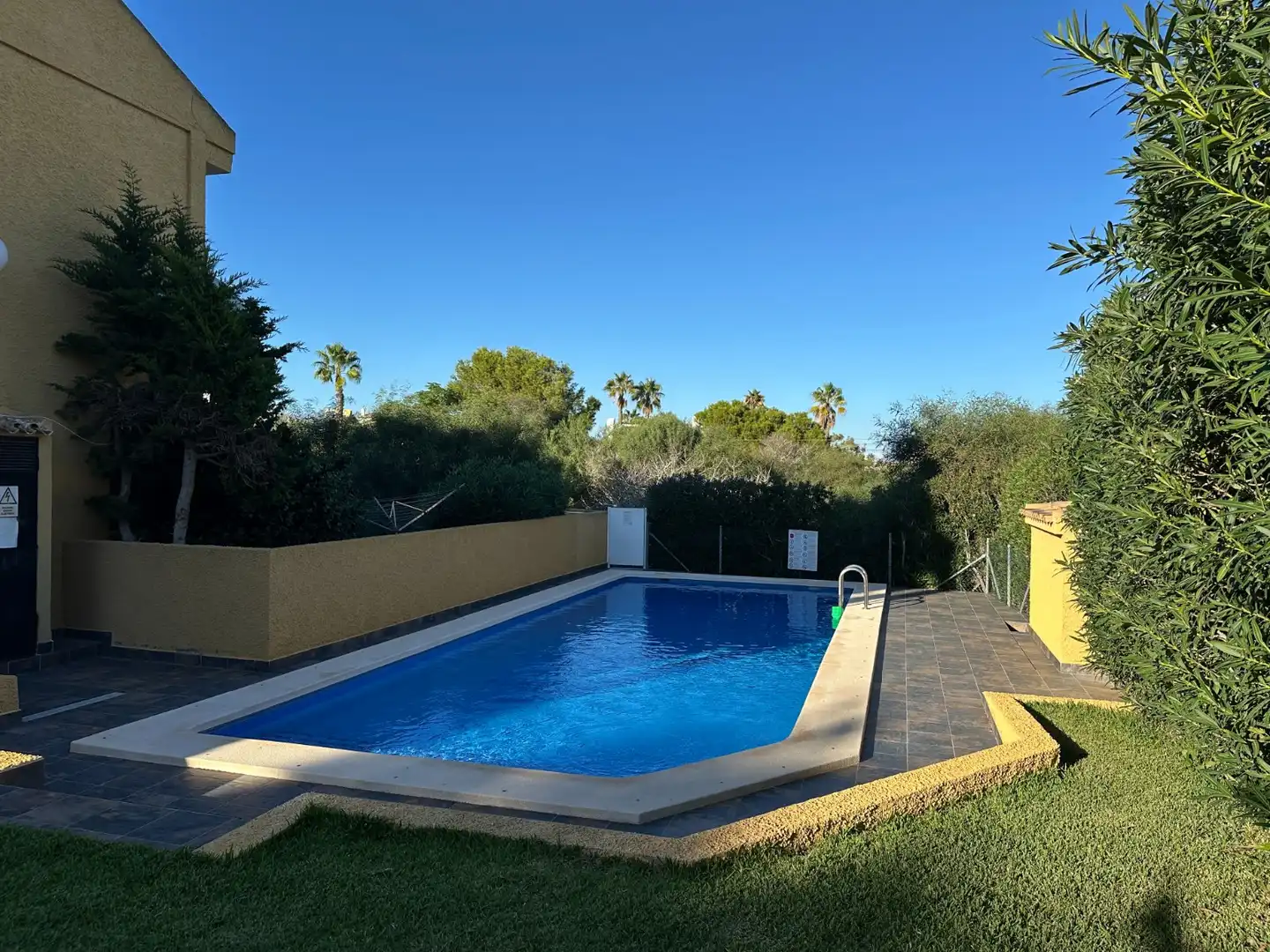 Schwimmbecken von Einfamilien-Reihenhaus zum Verkauf in Orihuela mit Terrasse, Abstellraum und Schwimmbad