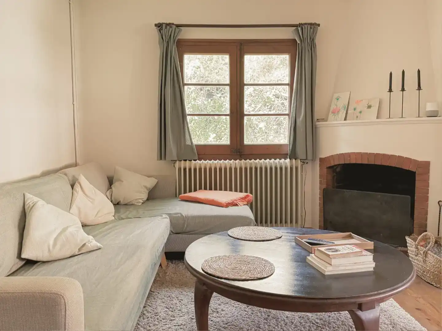 Wohnzimmer von Country house zur Miete in Alp mit Privatgarten, Parkett und Möbliert