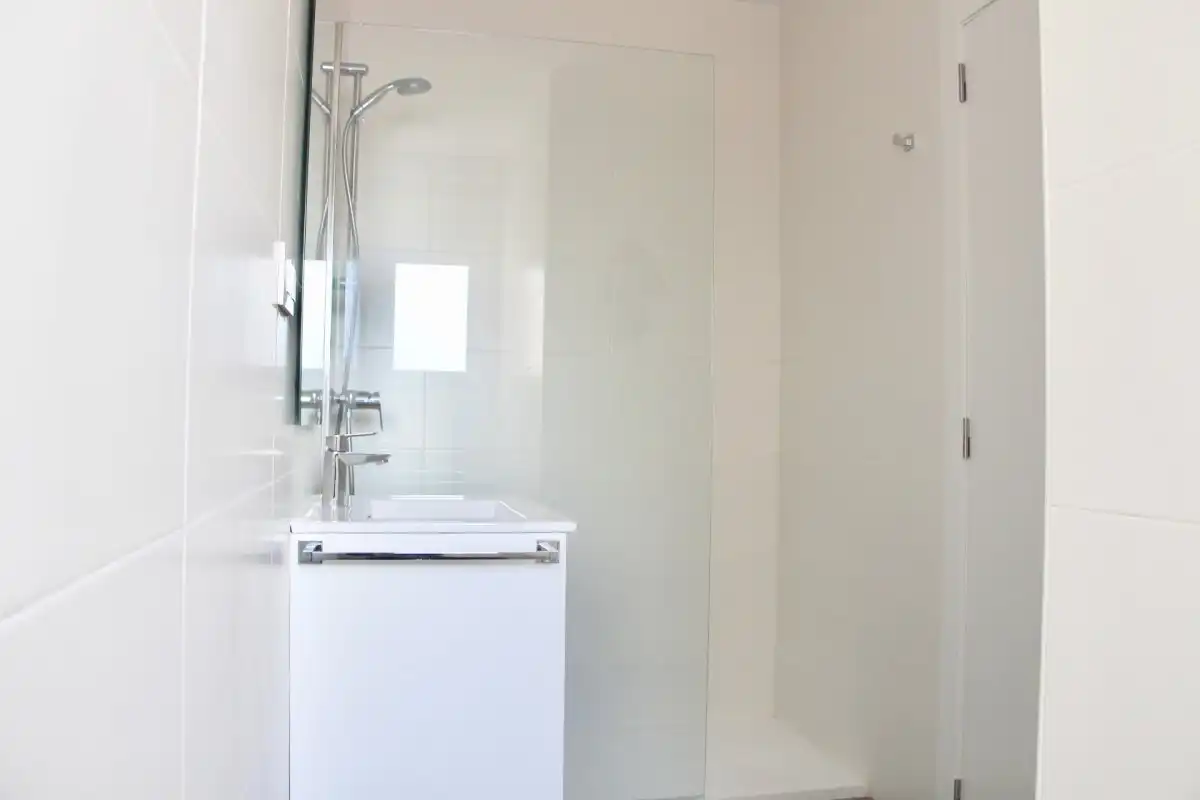 Badezimmer von Wohnungen zur Miete in Alfara del Patriarca mit Klimaanlage, Heizung und Möbliert