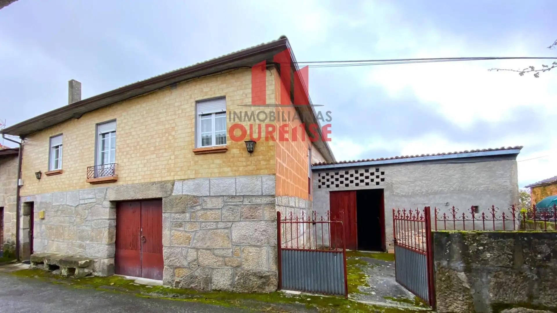 Vista exterior de Casa o chalet en venta en O Pereiro de Aguiar  con Terraza, Amueblado y Balcón