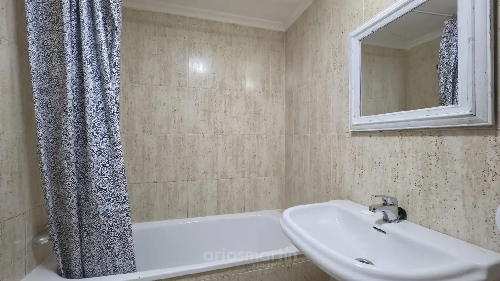 Bathroom of Flat for rent in Salamanca  with Heating, Terrace and Swimming Pool