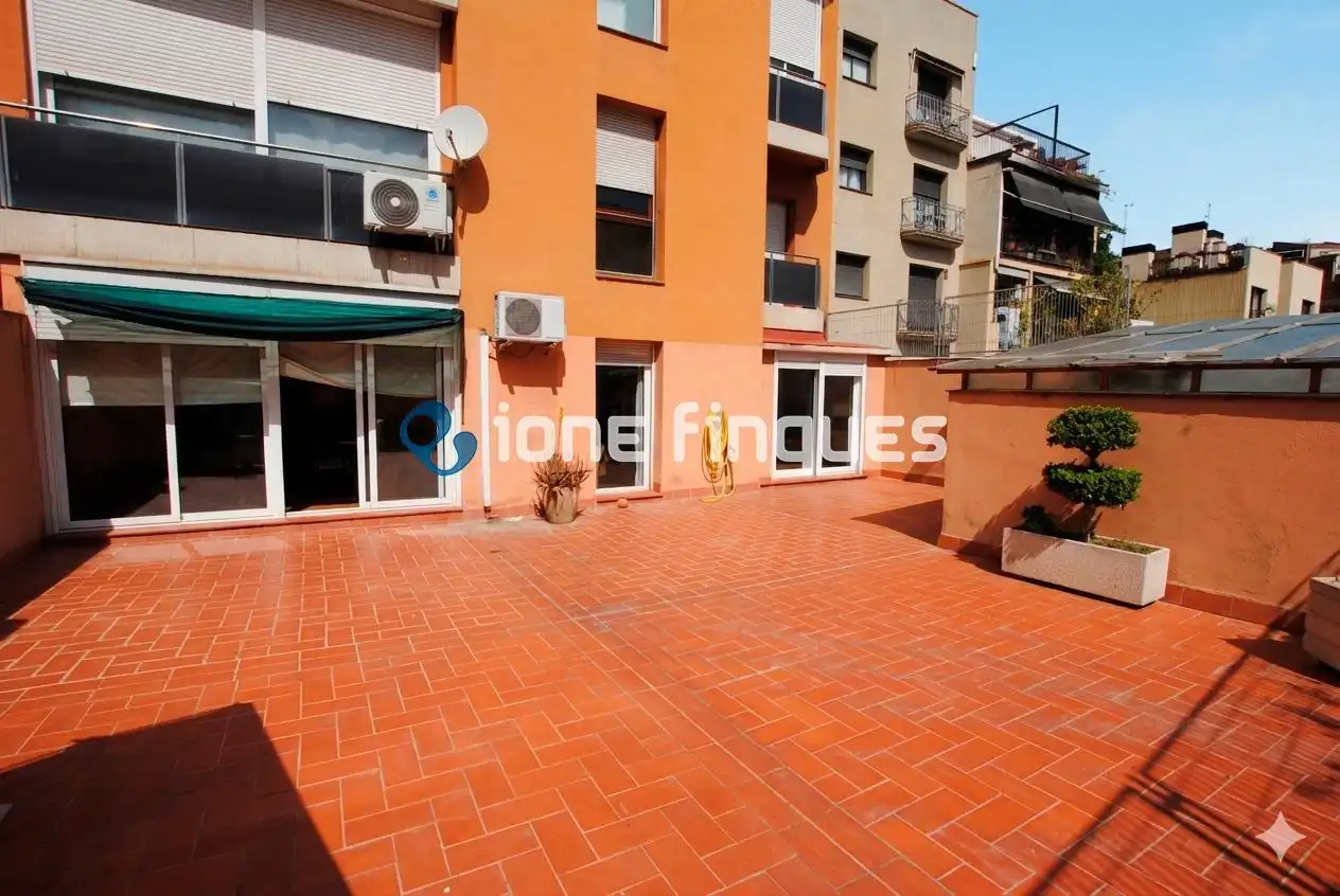 Terrasse von Wohnung zum Verkauf in Barcelona mit Heizung, Privatgarten und Abstellraum
