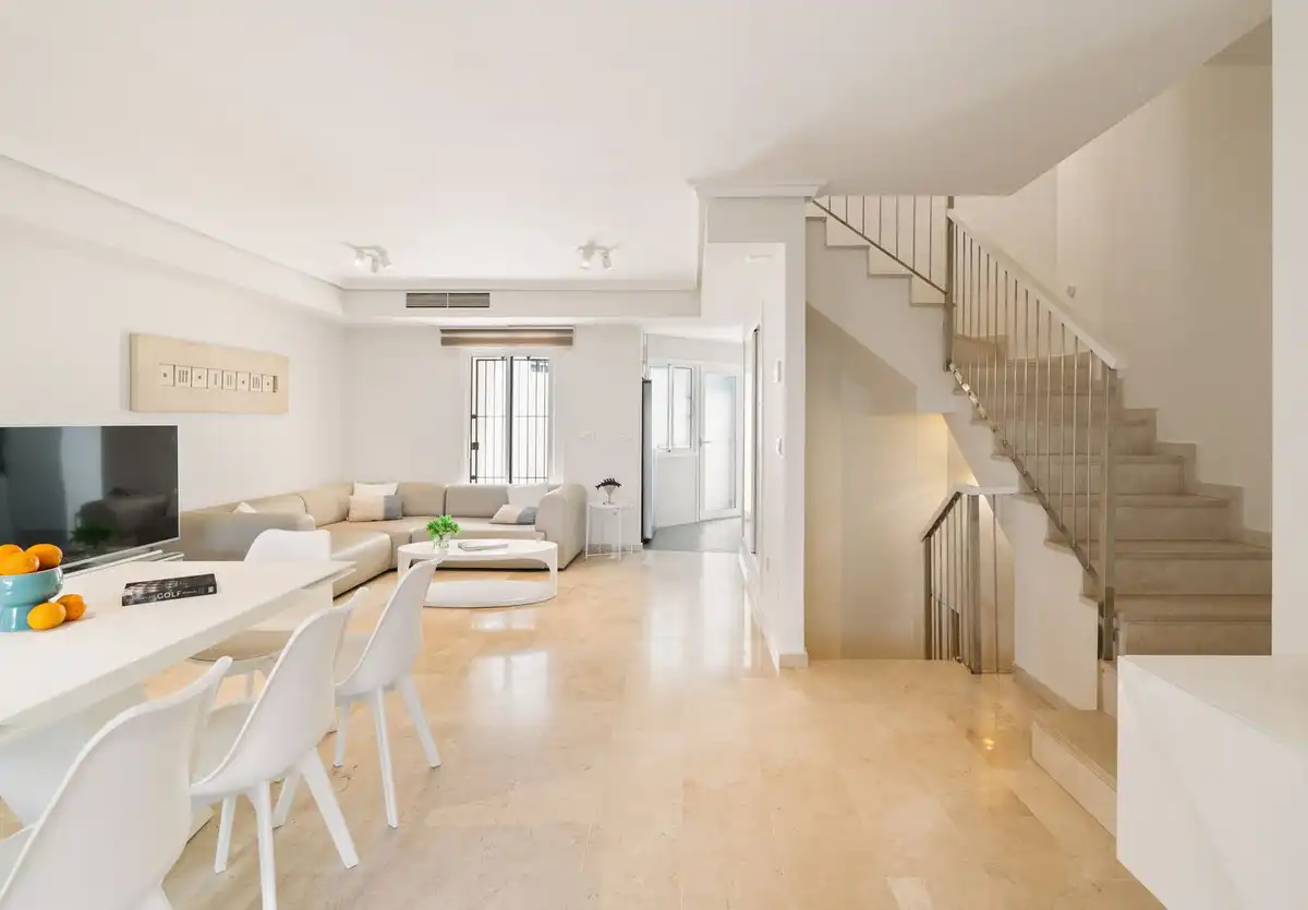 Sala d'estar de Casa adosada en venda en Marbella amb Aire condicionat, Terrassa i Alarma