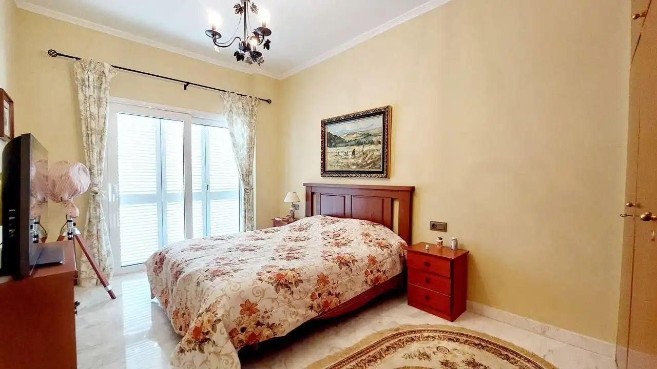 Habitación de Casa adosada en venta en Santiago del Teide con Trastero, Jacuzzi y Piscina comunitaria