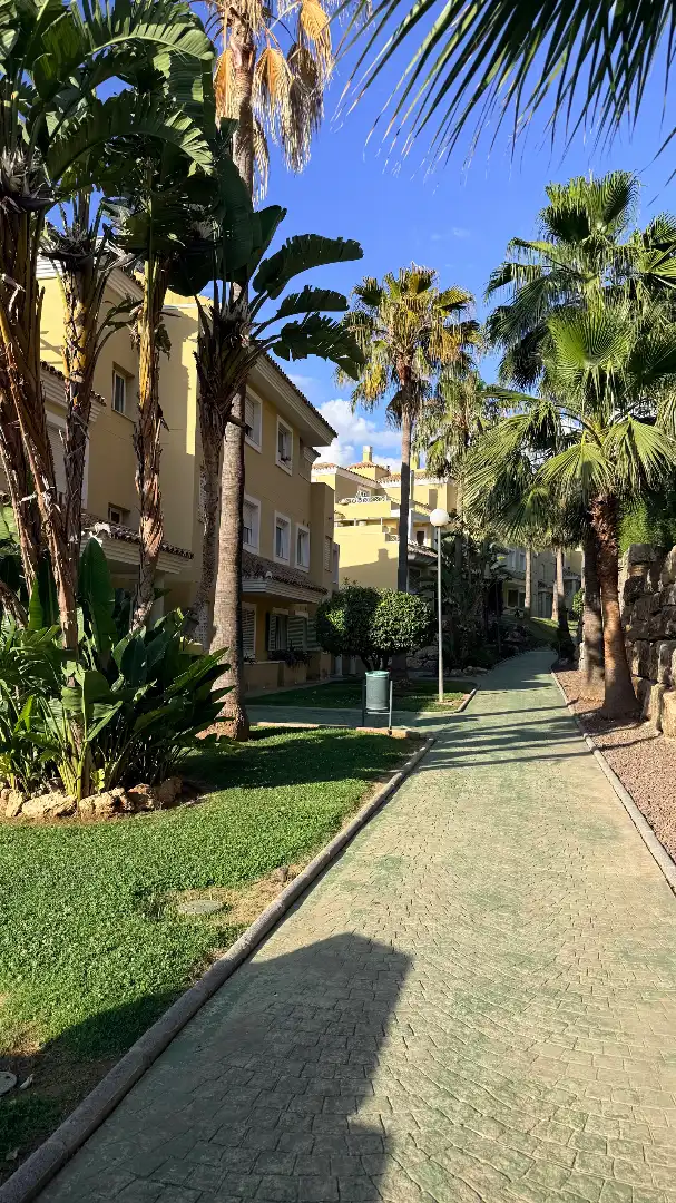 Außenansicht von Wohnung zum Verkauf in Marbella mit Klimaanlage, Terrasse und Abstellraum