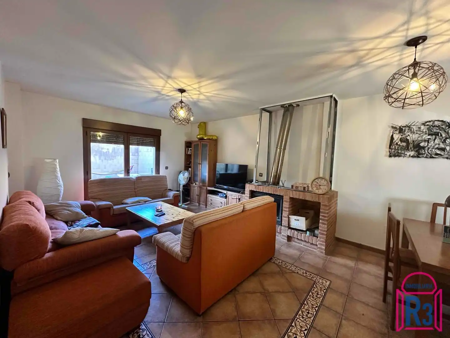 Sala d'estar de Casa adosada en venda en Cuadros amb Calefacció i Jardí privat