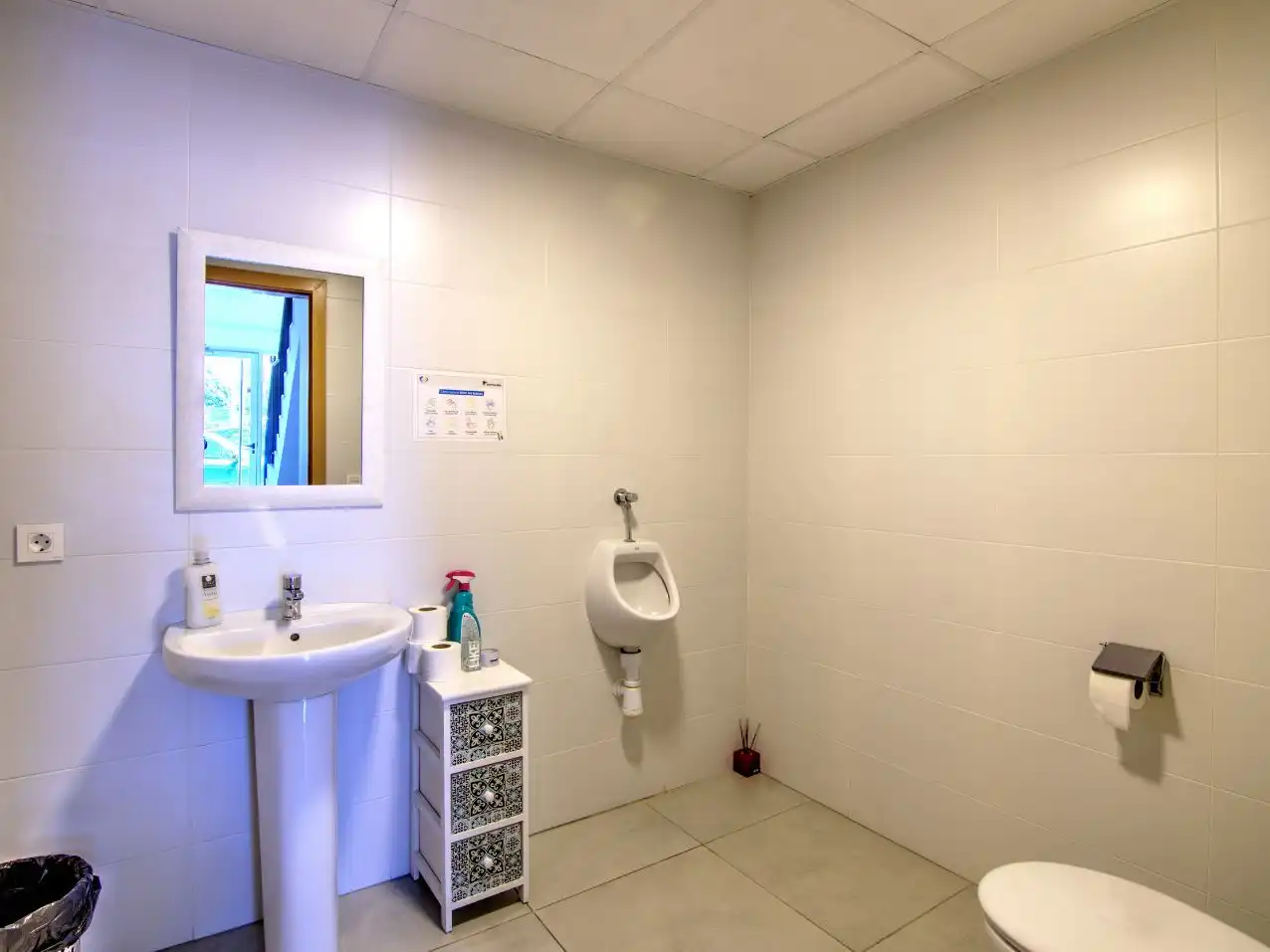 Baño de Local en venta en Alicante / Alacant con Aire acondicionado, Amueblado y Internet