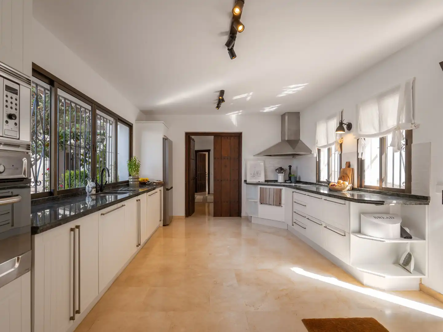 Cuina de Casa o xalet en venda en Mijas amb Aire condicionat, Jardí privat i Terrassa