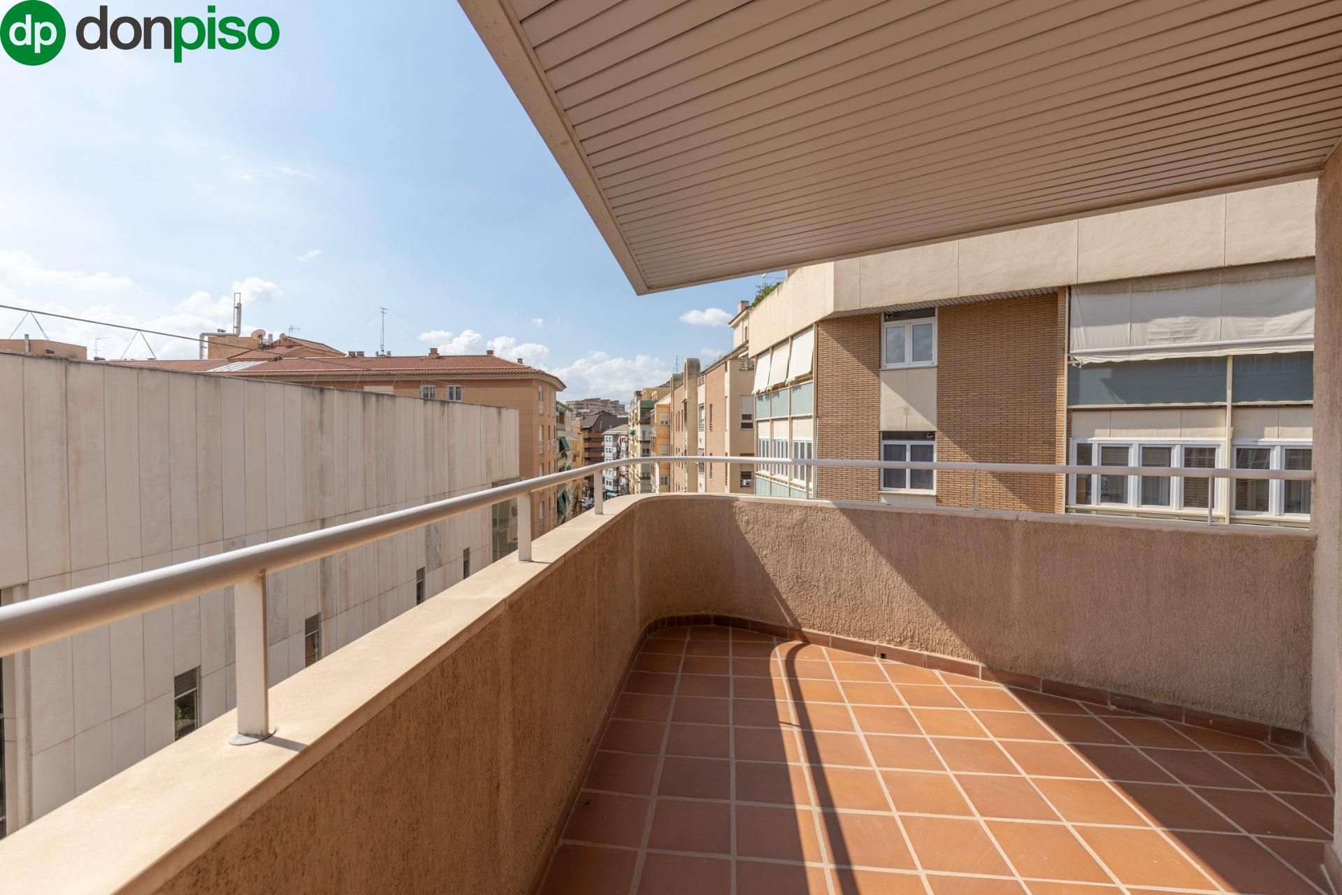 Terrassa de Pis en venda en  Granada Capital amb Aire condicionat, Calefacció i Terrassa